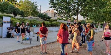 Cabanillas cierra los actos del “Orgullo Provincial”, pintando seis bancos con los colores LGTBI