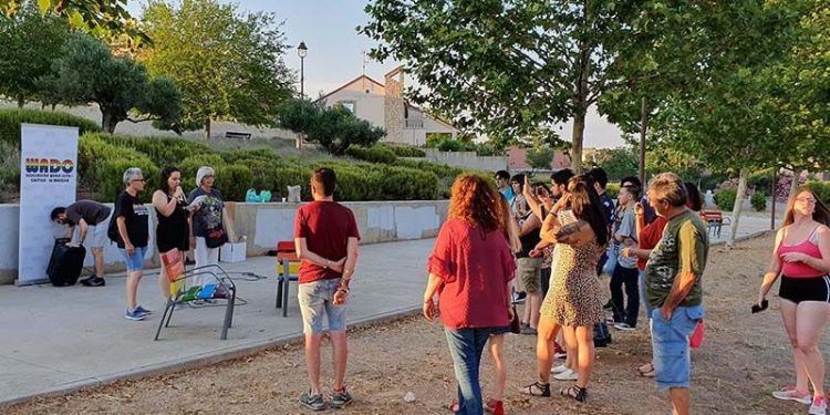Cabanillas cierra los actos del “Orgullo Provincial”, pintando seis bancos con los colores LGTBI