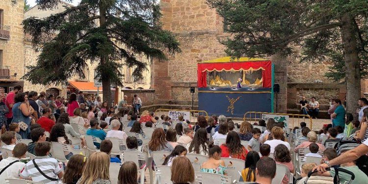 El guiñol de Gorgorito y la fiesta de DJs ponen el broche de oro a la Semana Joven de Sigüenza