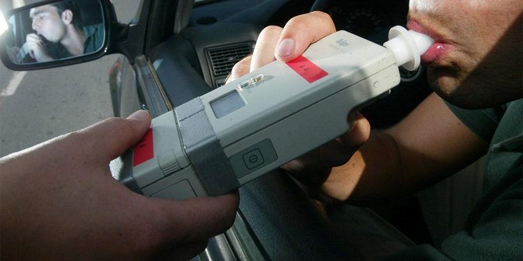 Detenido en Guadalajara por conducir pasado de copas, sin carnet y transportando a siete pasajeros
