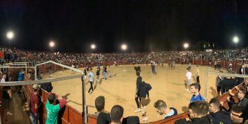 Lleno total para la suelta nocturna de vaquillas en la Plaza de Toros de Cabanillas