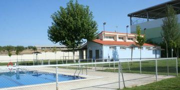 El PP de Villanueva de la Torre denuncia que la piscina municipal funciona “sin tener un contrato en regla”