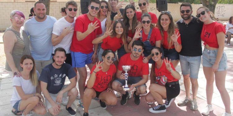 El Kaos dona a la Fundación Aladina su premio de los Juegos Interpeñas