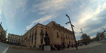La Plataforma Abraza el Infantado satisfecha con el acuerdo sobre el Palacio, cree un despropósito pagar a la duquesa 853.000 euros