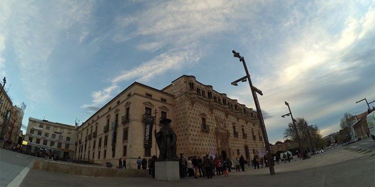 La Plataforma Abraza el Infantado satisfecha con el acuerdo sobre el Palacio, cree un despropósito pagar a la duquesa 853.000 euros