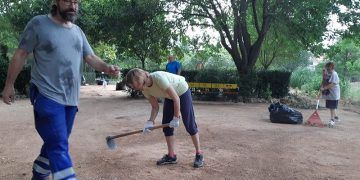 Los concejales del Equipo de Gobierno del Ayuntamiento de Villanueva cogen el rastrillo para limpiar el pueblo