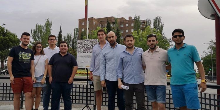 NNGG Guadalajara rinde homenaje a Miguel Ángel Blanco frente al monolito de las Víctimas del Terrorismo