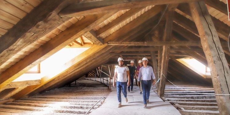 Francisco Tierraseca visita las obras que se llevan a cabo en la Real Fábrica de Paños de Carlos III de Brihuega
