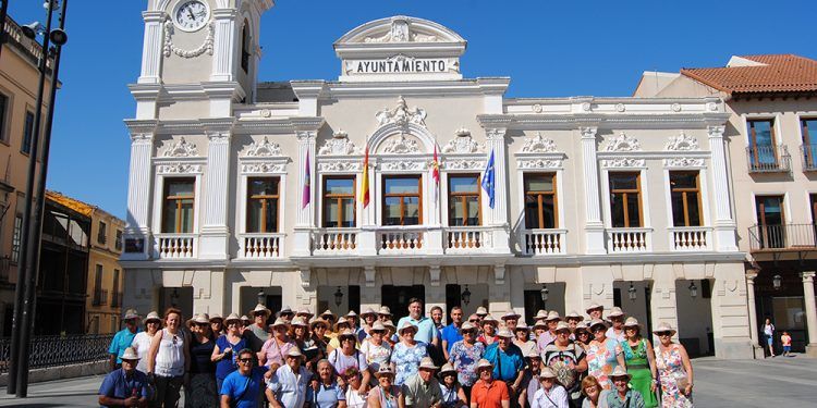 Bienvenida en el Ayuntamiento a la Compañía de Trebujena (Cádiz) de visita turística por Guadalajara