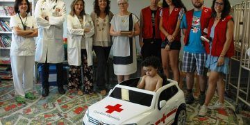 Cruz Roja Española dona al Hospital Universitario de Guadalajara un cochecito eléctrico para que los niños vayan al quirófano o a sus pruebas médicas
