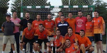 David Pascual felicita al alcalde de Ciruelos del Pinar por el éxito de su trigésimo torneo de fútbol-sala
