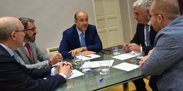 El Gobierno regional aboga por la coordinación entre administraciones para abordar la brecha “digital y financiera” en zonas despobladas