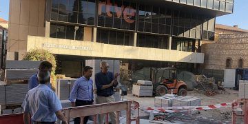 El primer teniente de alcalde, Rafael Pérez Borda,  visita con los técnicos municipales las obras de la plaza del Concejo