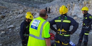 Espectacular rescate de un trabajador tras caer varios metros en una cantera de Poveda de la Sierra