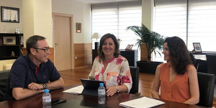 La consejera de Economía, Empresas y Empleo se reúne con el secretario regional de CCOO en su ronda de encuentros con los agentes sociales