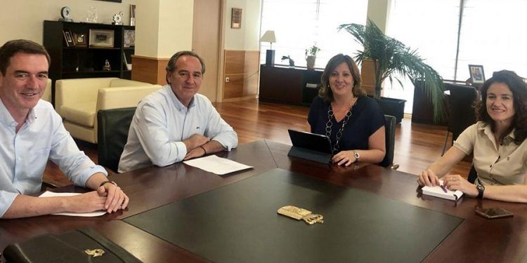 La consejera de Economía, Empresas y Empleo y el presidente de CECAM afrontan las principales líneas estratégicas de esta nueva legislatura