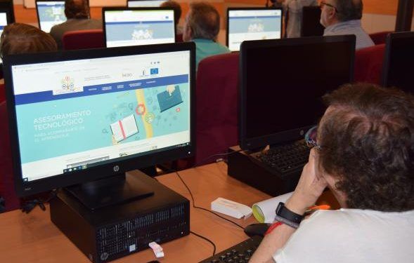 El Gobierno de Castilla-La Mancha ha llegado a 470 personas mayores de 55 años en el último trimestre a través de su Programa CapacitaTIC+55