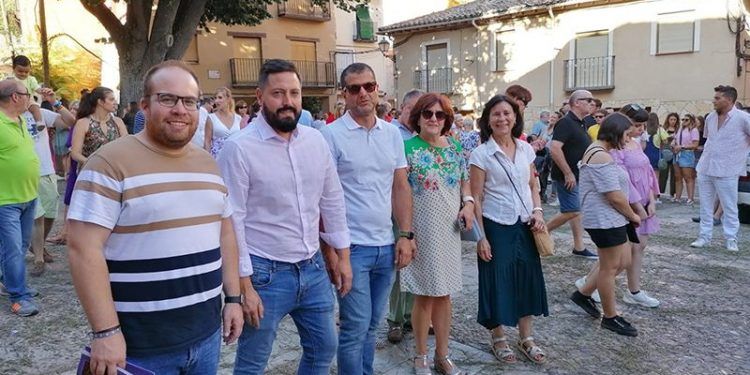 Rubén García destaca la pujanza turística de Brihuega en la Procesión de la Cera