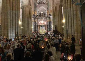 Una multitudinaria Procesión de los Faroles despide los actos religiosos de las fiestas de San Roque y la Virgen de la Mayor