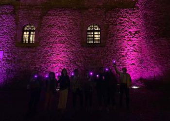 El Castillo de Sigüenza brilló con luz violeta por la emergencia feminista
