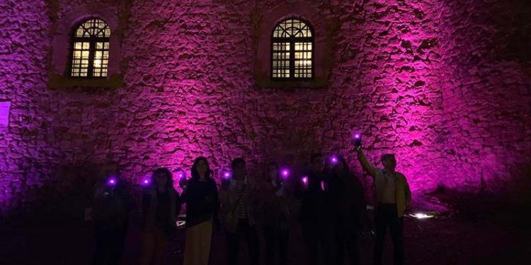 El Castillo de Sigüenza brilló con luz violeta por la emergencia feminista