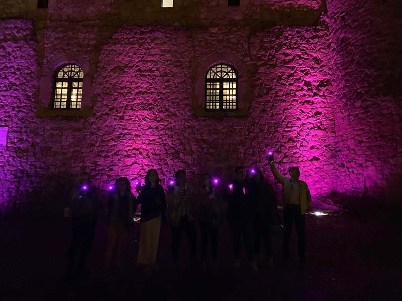 El Castillo de Sigüenza brilló con luz violeta por la emergencia feminista