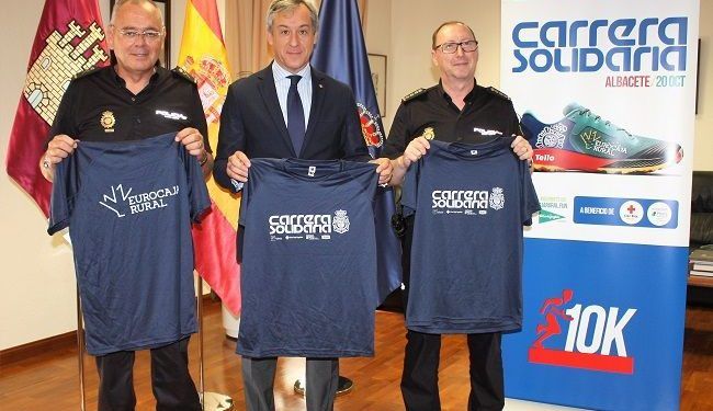 La Jefatura Superior de Policía de CLM recibe la camiseta de la Carrera Solidaria de Albacete La Jefatura Superior de Policía de CLM recibe la camiseta de la Carrera Solidaria de Albacete