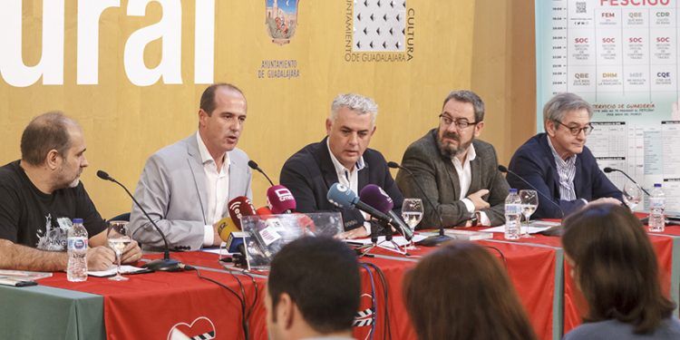 El alcalde de Guadalajara muestra el apoyo del Ayuntamiento al FESCIGU El alcalde de Guadalajara muestra el apoyo del Ayuntamiento al FESCIGU