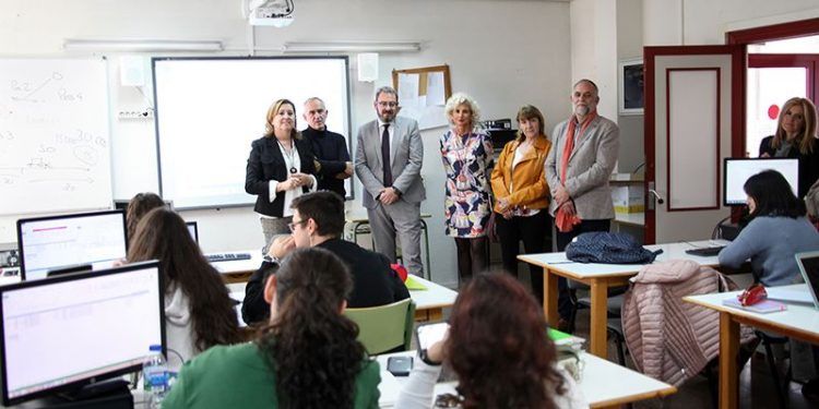 El DOCM publica este martes una convocatoria de ayudas para el alumnado de FP Dual dotada con 750.000 euros y que beneficiará a más de 1.000 alumnos El DOCM publica este martes una convocatoria de ayudas para el alumnado de FP Dual dotada con 750.000 euros y que beneficiará a más de 1.000 alumnos