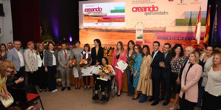 El Gobierno de Castilla-La Mancha prevé que las Cortes aprueben en noviembre la ley del Estatuto de las Mujeres Rurales El Gobierno de Castilla-La Mancha prevé que las Cortes aprueben en noviembre la ley del Estatuto de las Mujeres Rurales