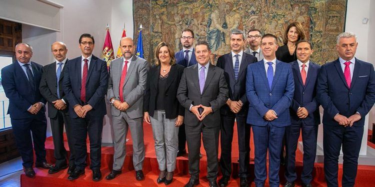 El Gobierno regional y las cinco diputaciones provinciales firman los convenios para la financiación del Plan de Empleo 2019 El Gobierno regional y las cinco diputaciones provinciales firman los convenios para la financiación del Plan de Empleo 2019