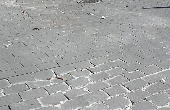 El PP de Azuqueca denuncia el mal estado de la calzada de la plaza General Vives y exige soluciones al Gobierno municipal El PP de Azuqueca denuncia el mal estado de la calzada de la plaza General Vives y exige soluciones al Gobierno municipal