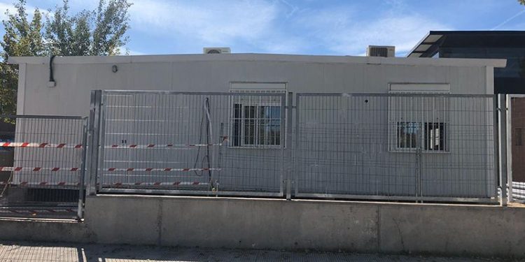 El PP de Torrejón del Rey pide un nuevo IESO y la alcaldesa defiende los barracones que el Gobierno regional está instalando
