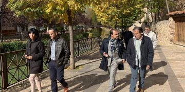 El presidente de las Cortes profundiza en la realidad molinesa para “acercarla” a la labor legislativa