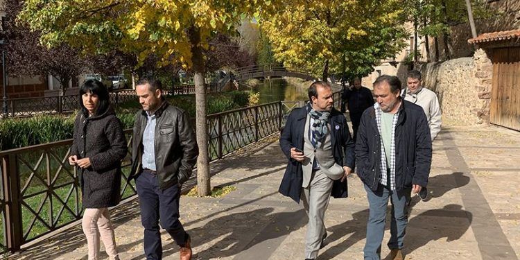 El presidente de las Cortes profundiza en la realidad molinesa para “acercarla” a la labor legislativa