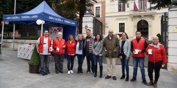 La Diputación de Guadalajara muestra su apoyo a Cruz Roja en el Día de la Banderita