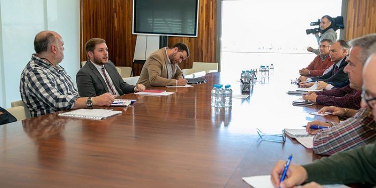 La Junta estudia, junto con la Federación del Taxi de Castilla-La Mancha, incluir al sector en el diseño del transporte zonal La Junta estudia, junto con la Federación del Taxi de Castilla-La Mancha, incluir al sector en el diseño del transporte zonal