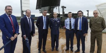 Las autoridades de Guadalajara se interesan por el CEAR del Ministerio de Defensa, clave en la guerra electrónica