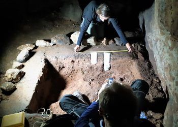 Los investigadores de la cueva de “Los Casares” esperan que la cifra de grabados se multiplique por cinco