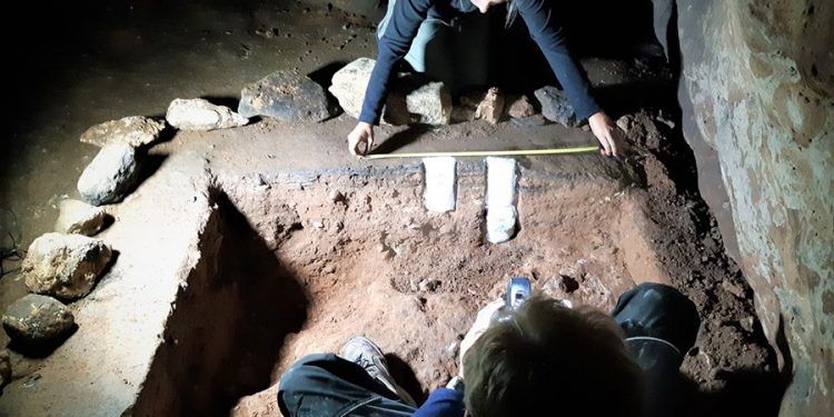 Los investigadores de la cueva de “Los Casares” esperan que la cifra de grabados se multiplique por cinco