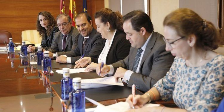 Los tres grupos de las Cortes regionales firman el Pacto por la Infancia de Unicef, “uno de los más potentes de España” Los tres grupos de las Cortes regionales firman el Pacto por la Infancia de Unicef, “uno de los más potentes de España”