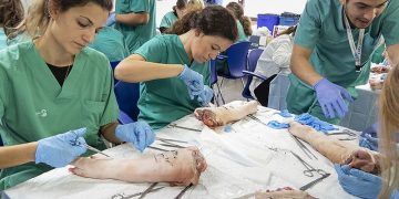 Médicos residentes del Hospital de Guadalajara realizan un curso-taller sobre suturas