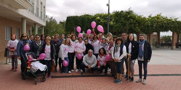Mujeres en la calle contra el cáncer de mama en Cabanillas Mujeres en la calle contra el cáncer de mama en Cabanillas
