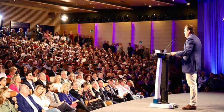 Núñez denuncia que Page respalda con su silencio cómplice la inacción de Pedro Sánchez en Cataluña