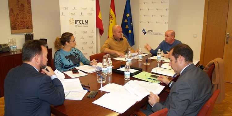 La Comisión Ejecutiva de Aval Castilla-La Mancha aprueba operaciones para respaldar inversiones por valor de casi tres millones de euros La Comisión Ejecutiva de Aval Castilla-La Mancha aprueba operaciones para respaldar inversiones por valor de casi tres millones de euros