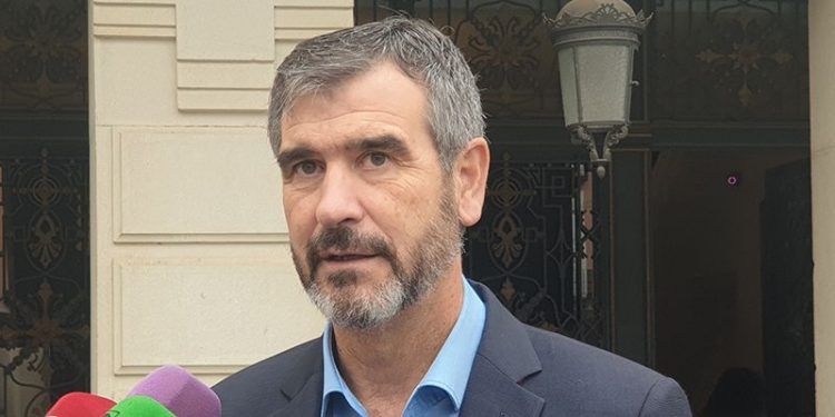 Román lamenta que las tres medidas del gobierno de Alberto Rojo hayan sido subirse el sueldo, colocar a hermanos y aprobar una subida de impuestos Román lamenta que las tres medidas del gobierno de Alberto Rojo hayan sido subirse el sueldo, colocar a hermanos y aprobar una subida de impuestos