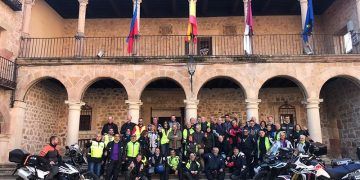 Una caravana de sesenta motos hace escala en Sigüenza siguiendo la Ruta del Cid