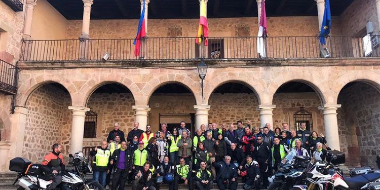Una caravana de sesenta motos hace escala en Sigüenza siguiendo la Ruta del Cid Una caravana de sesenta motos hace escala en Sigüenza siguiendo la Ruta del Cid