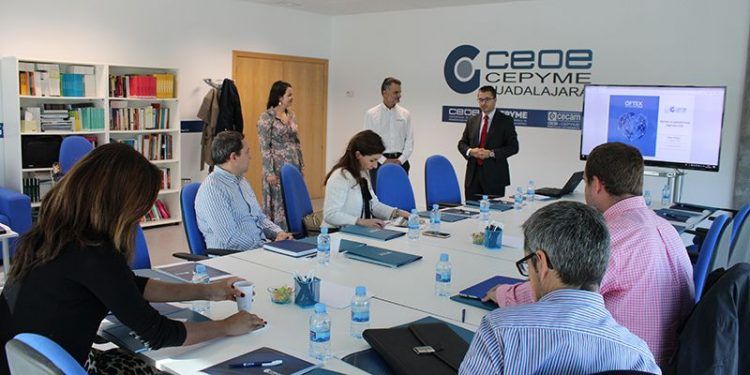 Una nueva jornada de comercio exterior organizada por CEOE Guadalajara se centra en cómo vender en plataformas digitales B2B Una nueva jornada de comercio exterior organizada por CEOE Guadalajara se centra en cómo vender en plataformas digitales B2B