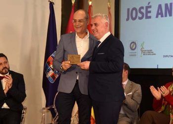 El presidente de la Diputación de Guadalajara entrega el VII Premio de Periodismo Manu Leguineche a José Antonio Guardiola